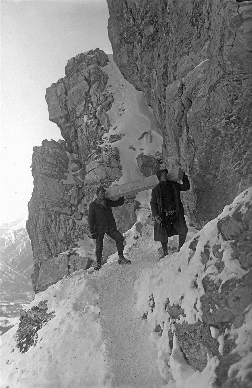Mühselige Fußtransporte zum Bau der Zahnradbahn vor 90 Jahren
