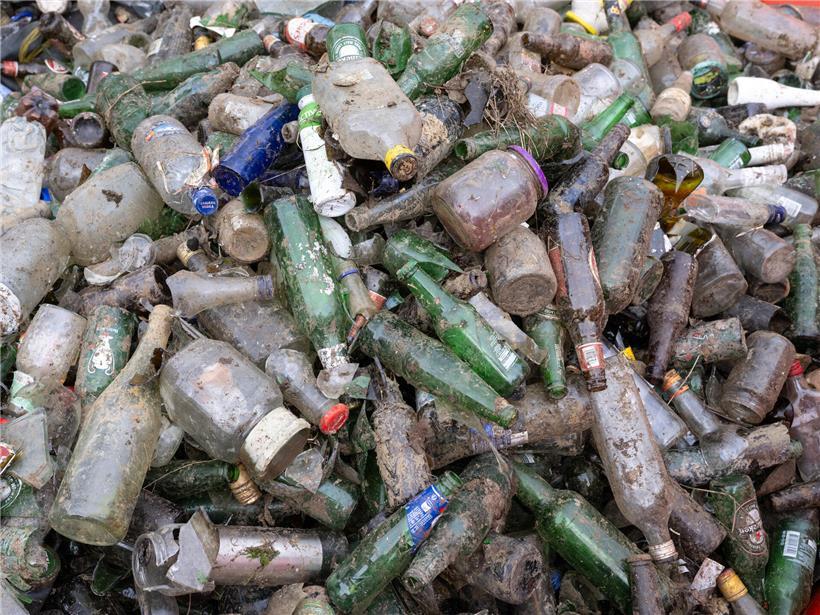 Gesammelter Plastik- und Müll aus Flüssen und Bächen nach zweiwöchiger Reinigungsaktion