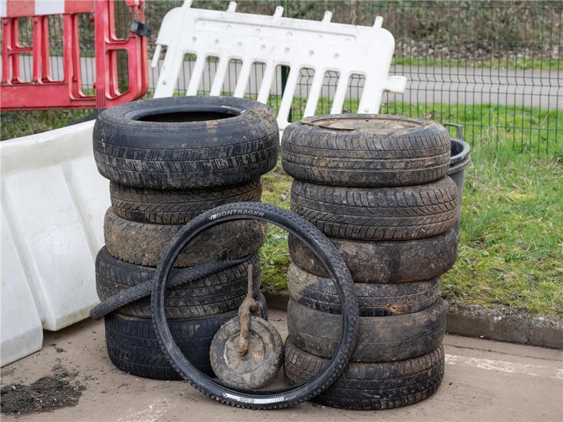 Zweimal wöchentliche Müllsammlung aus Flüssen und Bächen zeigt gesammelten Abfall für Umweltschutz
