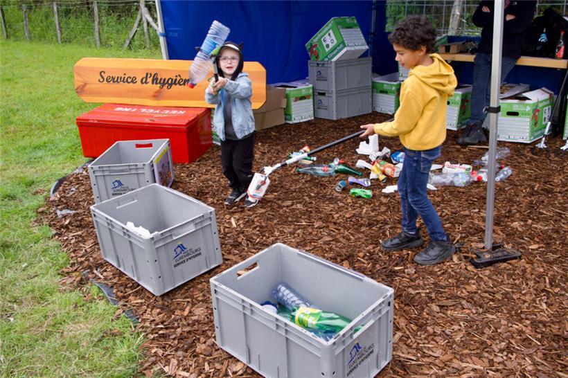 Mülltrennung an der Recycling-Station