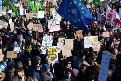 München zeigt Haltung: Zahlreiche Menschen nehmen auf der Theresienwiese an einer Kundgebung gegen Rechtsextremismus teil. Ein breites Bündnis von Organisationen (München ist bunt) hatte unter dem Motto „Demokratie braucht dich“ zur Demonstration aufgerufen. 
