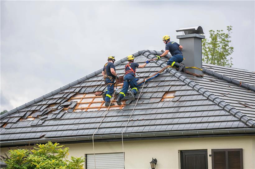 Müssen, wie hier nach dem Tornado in Petingen, bald wieder die Dachdecker ausrücken?
