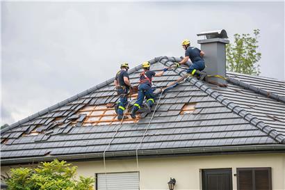 Müssen, wie hier nach dem Tornado in Petingen, bald wieder die Dachdecker ausrücken?
