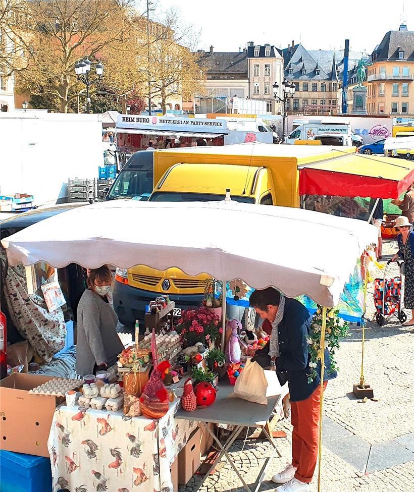 Mundschutz ist auf dem Wochenmarkt gefragt
