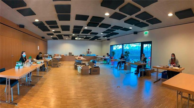 Mundschutzmasken für die Einwohner von Mamer werden in Umschläge verpackt
