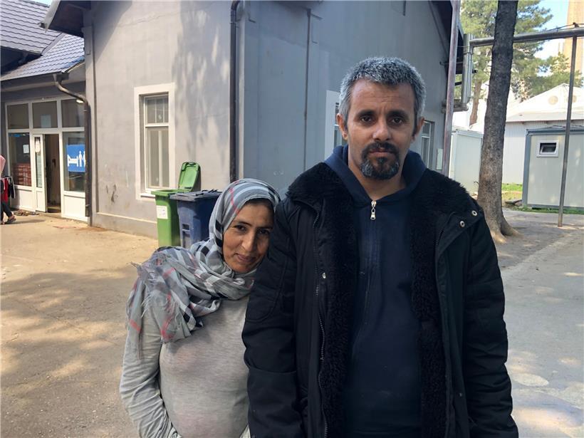 Muntada Shibane aus dem Irak und seine Frau stehen im Aufnahmezentrum in Sid