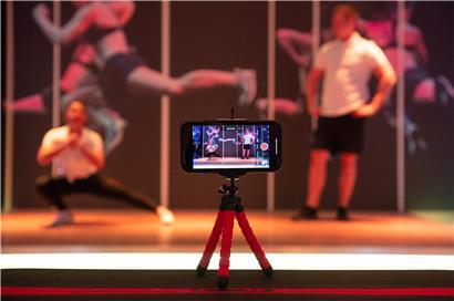 Musiker, Künstler, Tänzer, Autoren, aber auch Fitnesstrainer machen sich daran, ihre Arbeit online anzubieten
