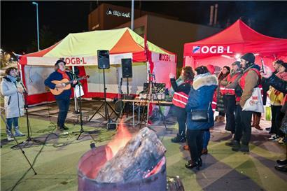 Musiker Serge Tonnar gibt vor dem Ampacet-Gebäude Protestsongs zum Besten
