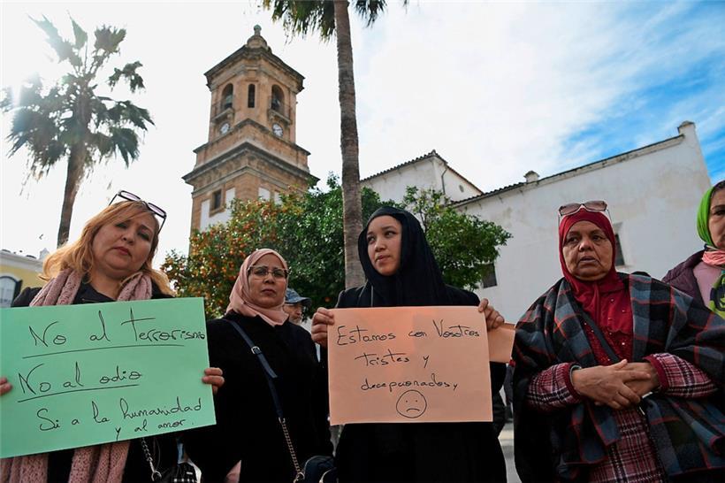 Musliminnen demonstrieren vor der Kirche „Nuestra Señora de la Palma“ in Algeciras gegen Terror und gegen die Tat, die mutmaßlich auch einen religiösen Hintergrund hat
