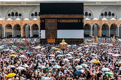 Muslimische Pilger umrunden die Kaaba in Mekka
