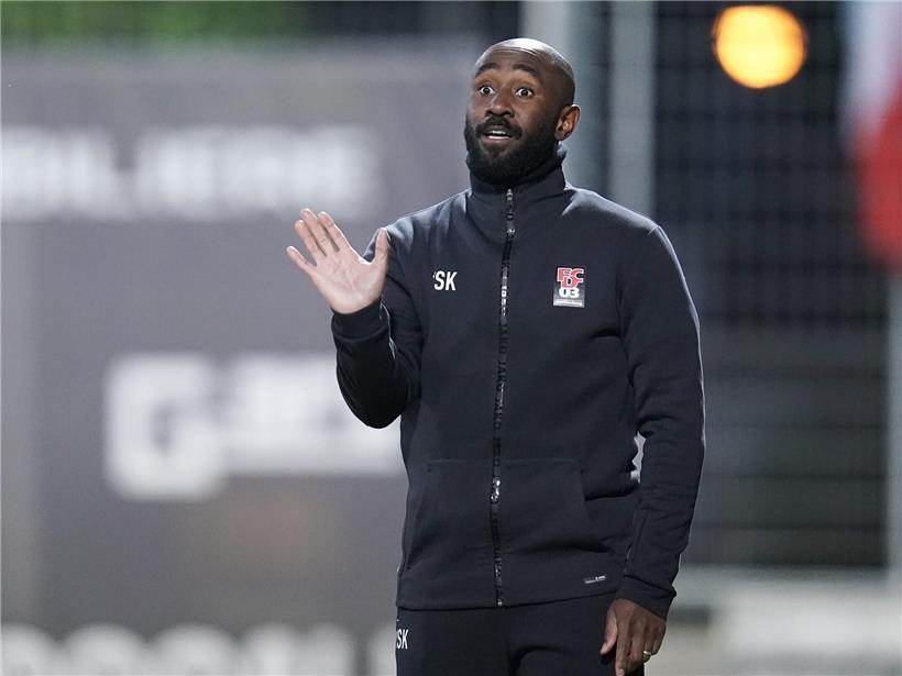 Yannick Kakoko konzentriert auf dem Spielfeld, spielt gegen seinen Ex-Verein im Fußballspiel