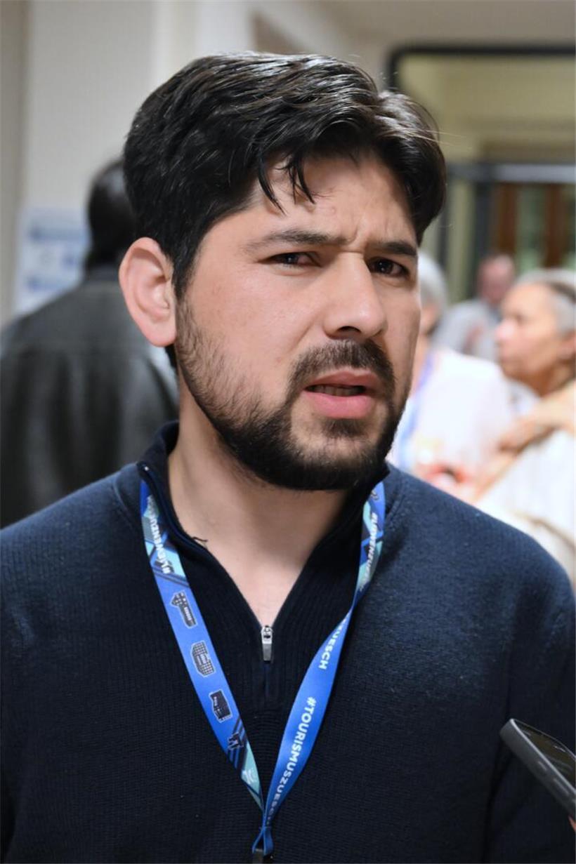 Mustafa Kazemi Sayed motiviert beim Start der Bürgerversammlung, engagierte Teilnahme und kommunale Politik.