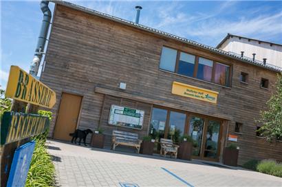 Mutferter Haff: Der Betrieb, dessen 13 psychosoziale Mitarbeiter vom Gesundheitsministerium bezahlt werden, hat drei Einnahmequellen: Restaurant, Logis für 26 Pferde und die Reittherapie. Er wird getragen von der Asbl „Mathëllef”. Das Gelände ist rund fünf Hektar groß und bietet 50 psychisch kranken Menschen Platz zum Arbeiten. 
