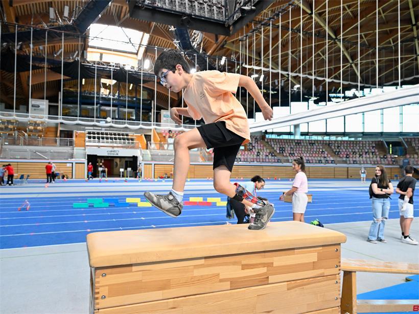 Mutige Kinder klettern sicher und geschick auf einem Klettergerüst im Abenteuer-Spielplatz