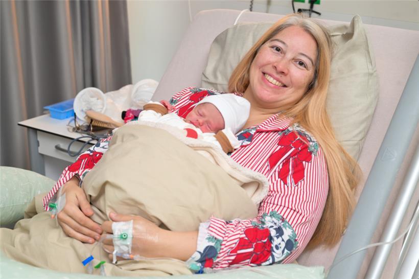 Mutter Dina freut sich über die Ankunft ihres Sohnes
