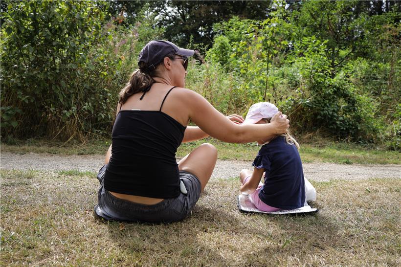 Mutter und Tochter genießen die Sonne. Beim Waldbaden geht es darum, die Natur mit allen Sinnen wahrzunehmen.
