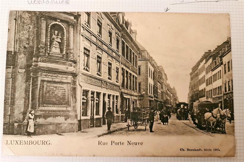 Muttergottes-Statue in der „Porte Neuve“ zur Erinnerung an die Wallfahrt in der „Neipuerts“-Kapelle. Alle Ansichtskarten stammen aus der Sammlung von Martine Feller.
