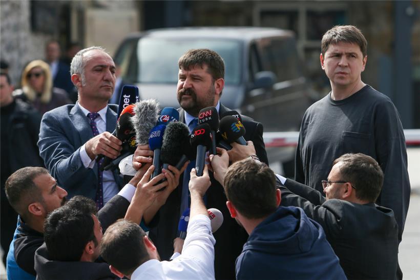 Mychajlo Podoljak (r), Berater des ukrainischen Präsidenten Selenskyj und Mitglied der ukrainischen Delegation, steht im türkschen Istanbul  neben einem Übersetzer, der eine Erklärung nach Gesprächen zwischen russischen und ukrainischen Delegationen abgibt. 
