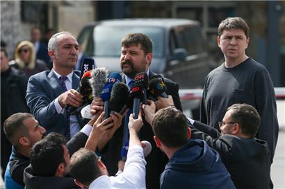 Mychajlo Podoljak (r), Berater des ukrainischen Präsidenten Selenskyj und Mitglied der ukrainischen Delegation, steht im türkschen Istanbul  neben einem Übersetzer, der eine Erklärung nach Gesprächen zwischen russischen und ukrainischen Delegationen abgibt. 
