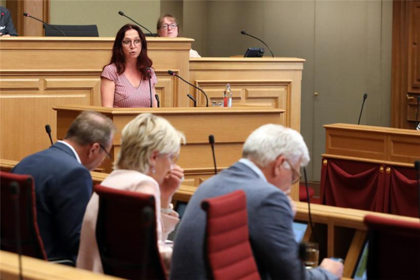 Myriam Cecchetti („déi Lénk“) befürchtet, dass der Mindestlohn gegenüber der Entwicklung des Durchschnittslohns zurückbleibt
