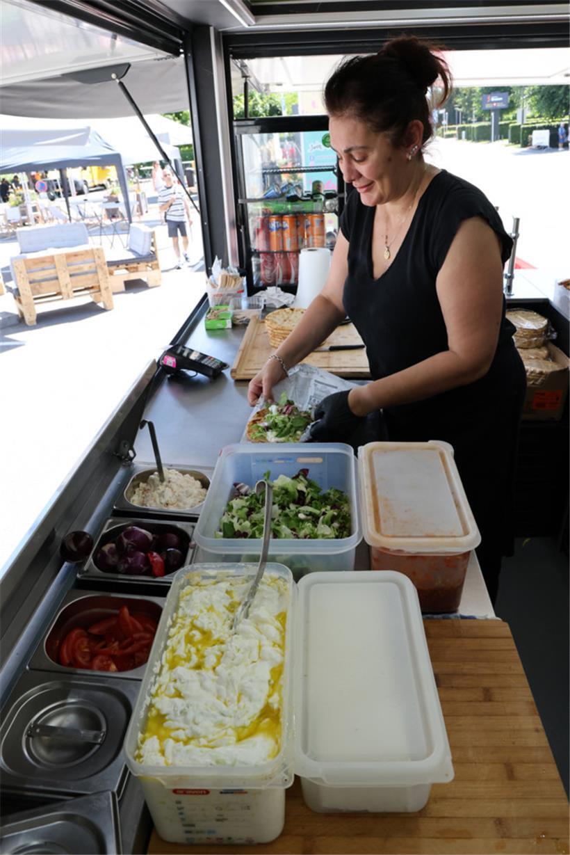Mzia bereitet sich auf die Kundschaft vor
