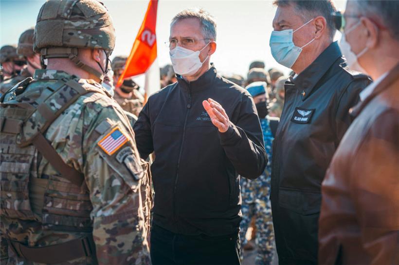NATO-Generalsekretär Jens Stoltenberg (M.) und Rumäniens Präsident Klaus Johannis (r.) besuchten gestern die rumänische Militärbasis Mihail Kogalniceanu, wo neue US-Truppen angekommen sind
