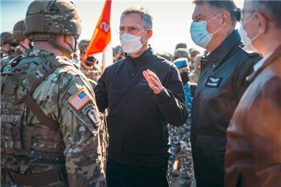 NATO-Generalsekretär Jens Stoltenberg (M.) und Rumäniens Präsident Klaus Johannis (r.) besuchten gestern die rumänische Militärbasis Mihail Kogalniceanu, wo neue US-Truppen angekommen sind

