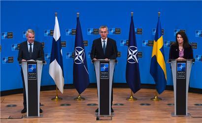 NATO-Generalsekretär Jens Stoltenberg mit Pekka Haavisto (l.) und Ann Linde (r.), den Außenministern aus Schweden und Finnland
