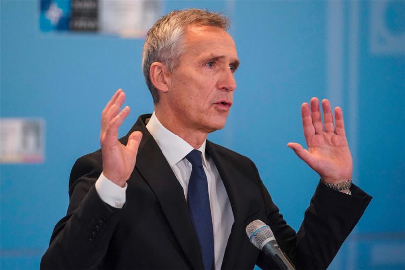 NATO-Generalsekretär Jens Stoltenberg spricht in Bukarest mit Journalisten vor dem Treffen der Außenminister der Allianz
