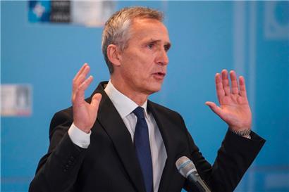 NATO-Generalsekretär Jens Stoltenberg spricht in Bukarest mit Journalisten vor dem Treffen der Außenminister der Allianz
