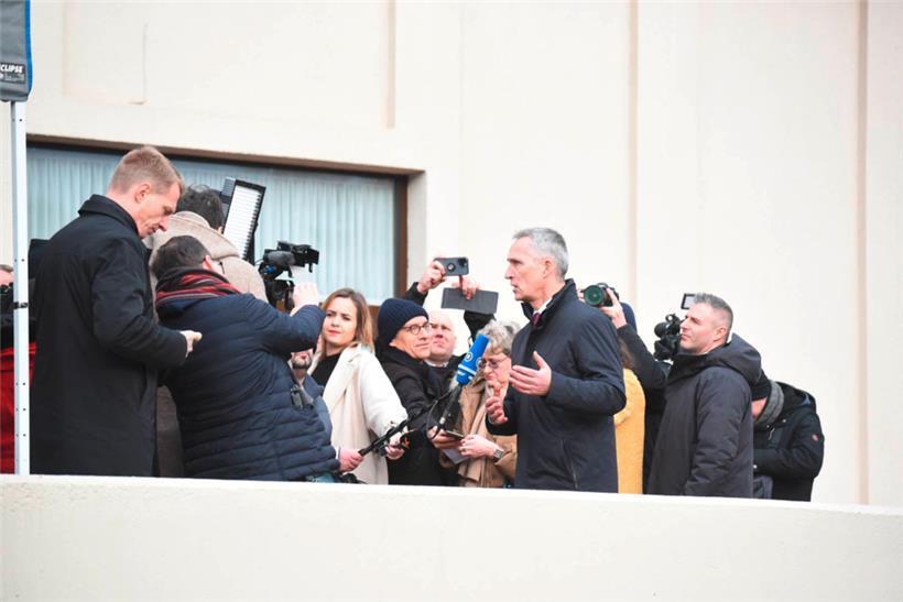 NATO-Generalsekretär Jens Stoltenberg spricht in einer Verhandlungspause mit der...