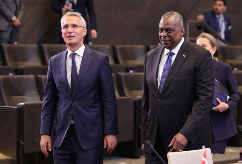 NATO-Generalsekretär Jens Stoltenberg und US-Verteidigungsminister Lloyd Austin beim gestrigen Treffen der Allianz
