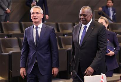 NATO-Generalsekretär Jens Stoltenberg und US-Verteidigungsminister Lloyd Austin beim gestrigen Treffen der Allianz
