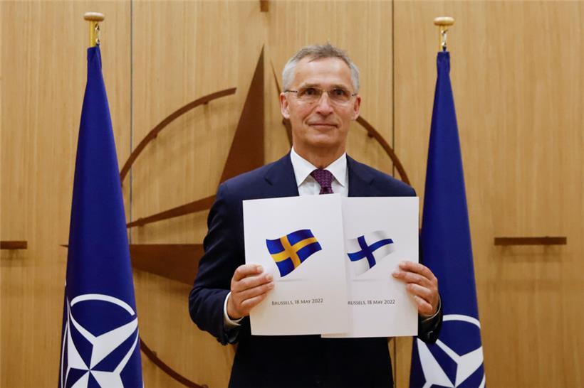 NATO-Generalsekretär Jens Stoltenberg zeigt die Dokumente, während Schweden und Finnland in Brüssel offiziell ihre Anträge auf die NATO-Mitgliedschaft stellen
