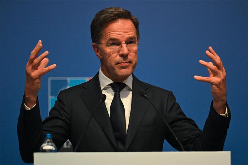 NATO-Generalsekretär Mark Rutte gibt sich Mühe, den US-Präsidenten nicht zu verprellen, um die USA weiterhin in Europa und der NATO zu halten
