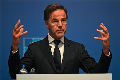 NATO-Generalsekretär Mark Rutte gibt sich Mühe, den US-Präsidenten nicht zu verprellen, um die USA weiterhin in Europa und der NATO zu halten
