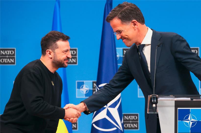 NATO-Generalsekretär Mark Rutte (r.) empfing am Donnerstag den ukrainischen Präsidenten Wolodymyr Selenskyj im NATO-Hauptquartier in Brüssel
