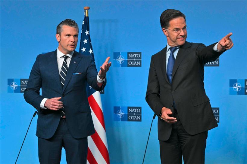 NATO-Generalsekretär Mark Rutte (r.) und US-Verteidigungsminister Pete Hegseth sehen die Militärallianz auf Kurs
