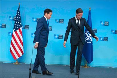 NATO-Generalsekretär Mark Rutte (r.) und US-Außenminister Marco Rubio verlangen beide höhere Verteidigungsausgaben von den Mitgliedern der Militärallianz
