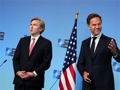 NATO-Generalsekretär Mark Rutte (r.) und der stellvertretende US-Verteidigungsminister Elbridge Colby sprechen im NATO‑Hauptquartier in Brüssel vor den Medien