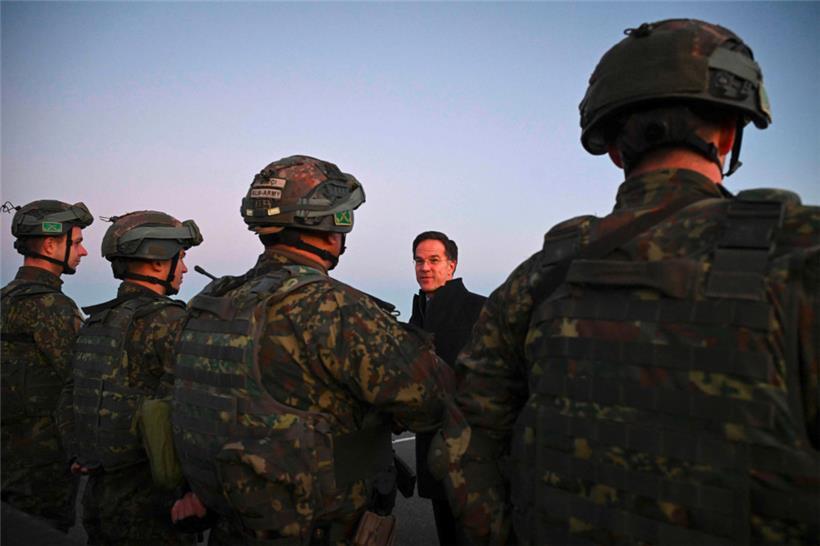 NATO-Generalsekretär Mark Rutte spricht mit albanischen Soldaten der multinationalen NATO-Kampfgruppe
