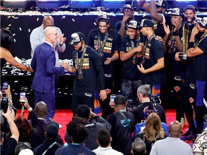 NBA-Commissioner Adam Silver überreicht Trophäe bei Europa-Basketball-Event, fördert globale NBA-Expansion