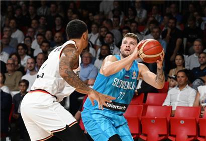 NBA-Star Luka Doncic (in Blau) und Slowenien starten als Titelverteidiger in die EM, deren Vorrunde in Köln, Mailand, Prag und Tiflis über die Bühne geht
