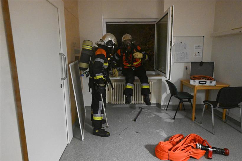 Na, wo brennt’s? Feuerwehrleute üben die Evakuierung des CHEM in Düdelingen.