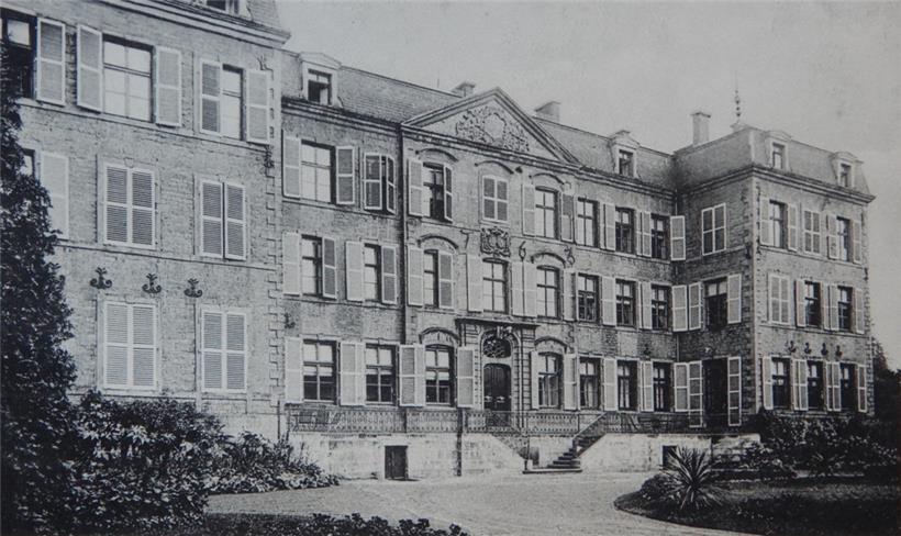 Nach 1905 wurde bei der Renovierung ein weiteres Stockwerk zum Schloss hinzugefügt
