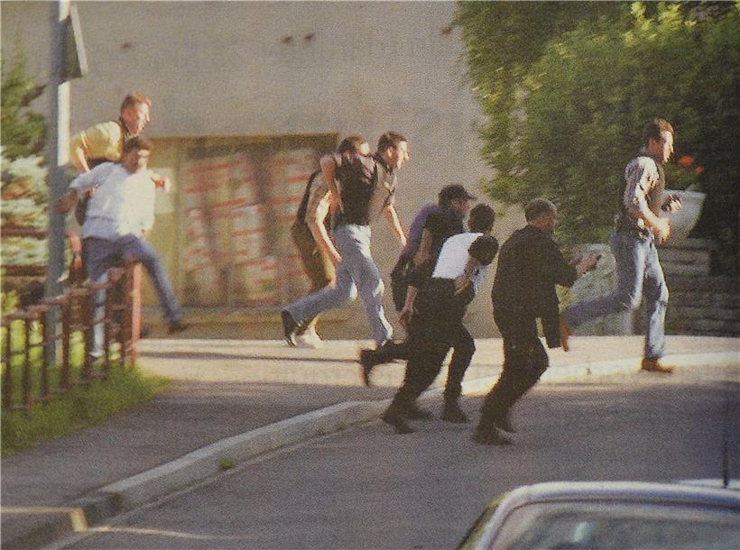 Nach 28 Stunden Warten geht es plötzlich schnell: Eine Spezialeinheit aus Deutschland hat zugeschlagen. Die Ordnungskräfte eilen zur Tagesstätte, um die Geiseln in Sicherheit zu bringen. 
