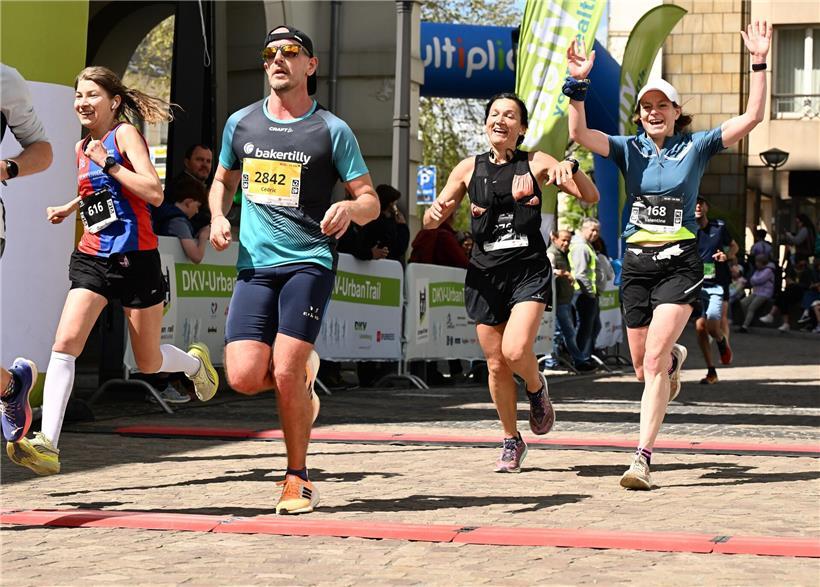 Drei Frauen laufen gemeinsam nach 34 Kilometern beim GranDucale Lauf ins Ziel