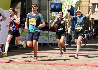 Drei Frauen laufen gemeinsam nach 34 Kilometern beim GranDucale Lauf ins Ziel