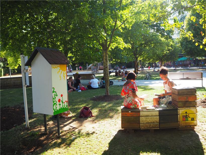 Nach Abschluss der Spendenaktion sollen in möglichst allen Bücherschränken des Landes Werke mit dem „Ally Book Club“-Aufkleber zu finden sein
