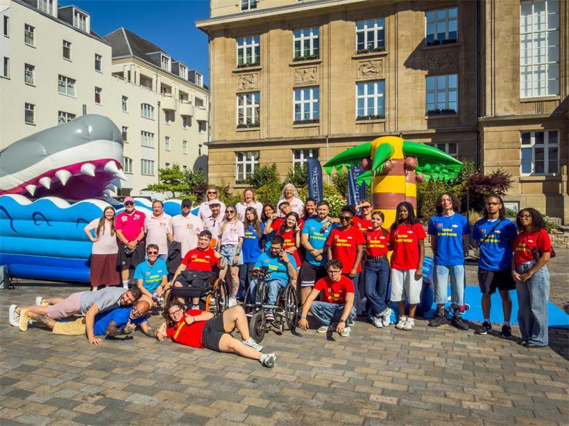 Teilnehmer bei den erfolgreichen ersten Escher Street Games spielen draußen verschiedene Straßenspiele